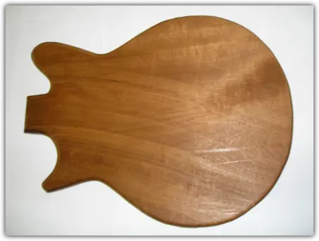 Preparando cuerpo con madera de caoba petrificada.