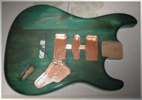 Apantallado en cobre, cavidades de guitarra eléctrica.